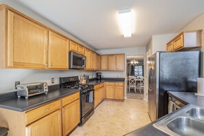 Fridge, microwave, oven, stovetop - 6 Bedroom Family Home in Round Rock (Round Rock)