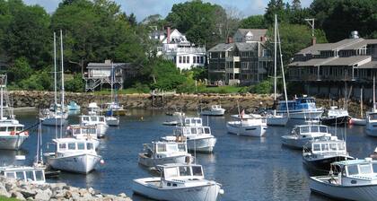 Classic Maine Beach Cottage - In the Heart of Ogt. Village , Walk to everything