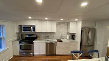 雪櫃、微波爐、焗爐、爐具