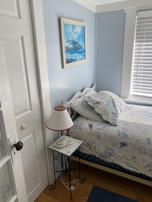 3 bedrooms, iron/ironing board, WiFi, bed sheets - Classic Maine Beach Cottage - In the Heart of Ogt. Village , Walk to everything (Ogunquit)