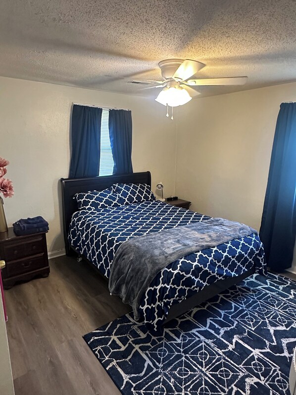 2 bedrooms, iron/ironing board, free WiFi, bed sheets - Comfortable & Affordable House Less Than 15 Min To Coliseum, Shopping, & Beaches (Hampton)