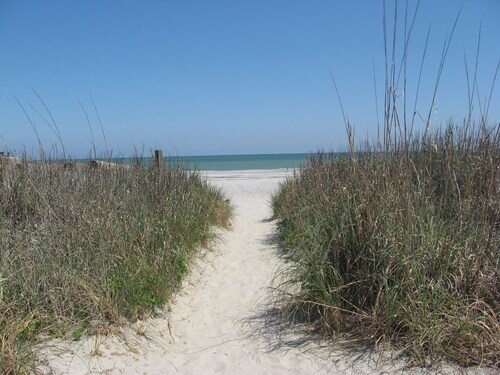 SEAS THE DAY Charming Folly Beach Apartment awaits your arrival!