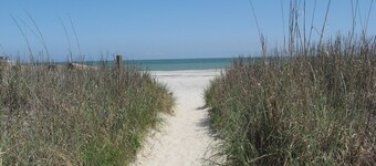 SEAS DE DAG! Een korte wandeling naar het strand en grote lokale eetgelegenheden wachten op uw bezoek 