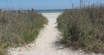 SEAS THE DAY Charming Folly Beach Apartment awaits your arrival!