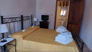 2 chambres, coffres-forts dans les chambres, fer et planche à repasser