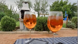 Two wine glasses on a checkered tablecloth with a tablet and a menu. - Villino Cortona - Holiday home with private pool, wifi, a/c - Tuscany (Cortona)