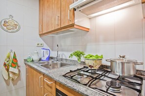 Fridge, microwave, oven, stovetop - NICE AND COMFORTABLE APARTMENTS NEAR TO THE RAMBLAS (Barcelona)