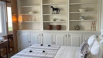 6 bedrooms, iron/ironing board, travel crib, free WiFi