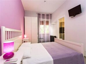 3 habitaciones, escritorio, tabla de planchar con plancha y wifi gratis 