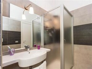 Regadera, secadora de cabello, bidet, toallas
