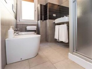 Shower, hair dryer, bidet, towels - Casa Rubino luxury boutique apartment 10 minutes from the Colosseum (Roma)