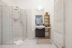 Combined shower/bathtub, hair dryer, towels, soap - Grandiose 3BR § 3BathR apt, middle of downtown. Back and better than ever! (Budapest)