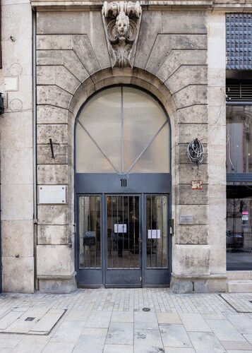 Grandiose 3BR § 3BathR apt, middle of downtown. Back and better than ever!