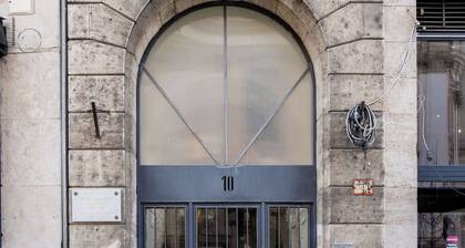 Grandiose 3BR § 3BathR apt, middle of downtown. Back and better than ever!