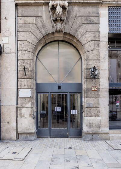 Grandiose 3BR § 3BathR apt, middle of downtown. Back and better than ever!