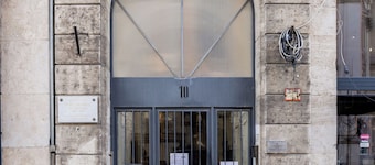 Grandiose 3BR § 3BathR apt, middle of downtown. Back and better than ever!