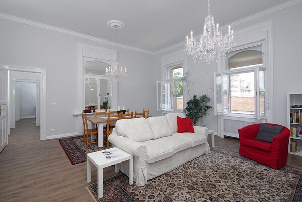 Télévision, lecteur de DVD, livres, chaîne hi-fi