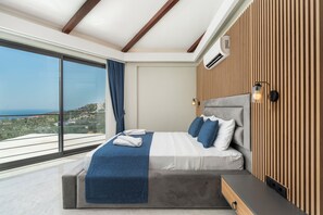 4 bedrooms, in-room safe, desk, iron/ironing board