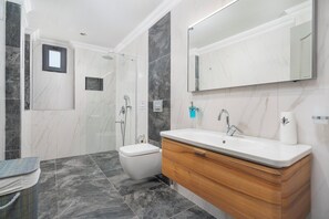 Ensemble douche/baignoire, serviettes fournies