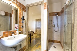 Tina, secadora de cabello, bidet, toallas 