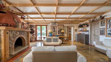 Smart-TV, Kamin, Bücher, Stereoanlage