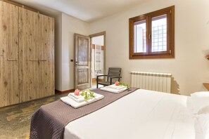 5 bedrooms, iron/ironing board, travel cot, free WiFi - ClickSardegna Villa Girasoli with SPA and pool, Wifi, en-suite bathrooms (Olmedo)