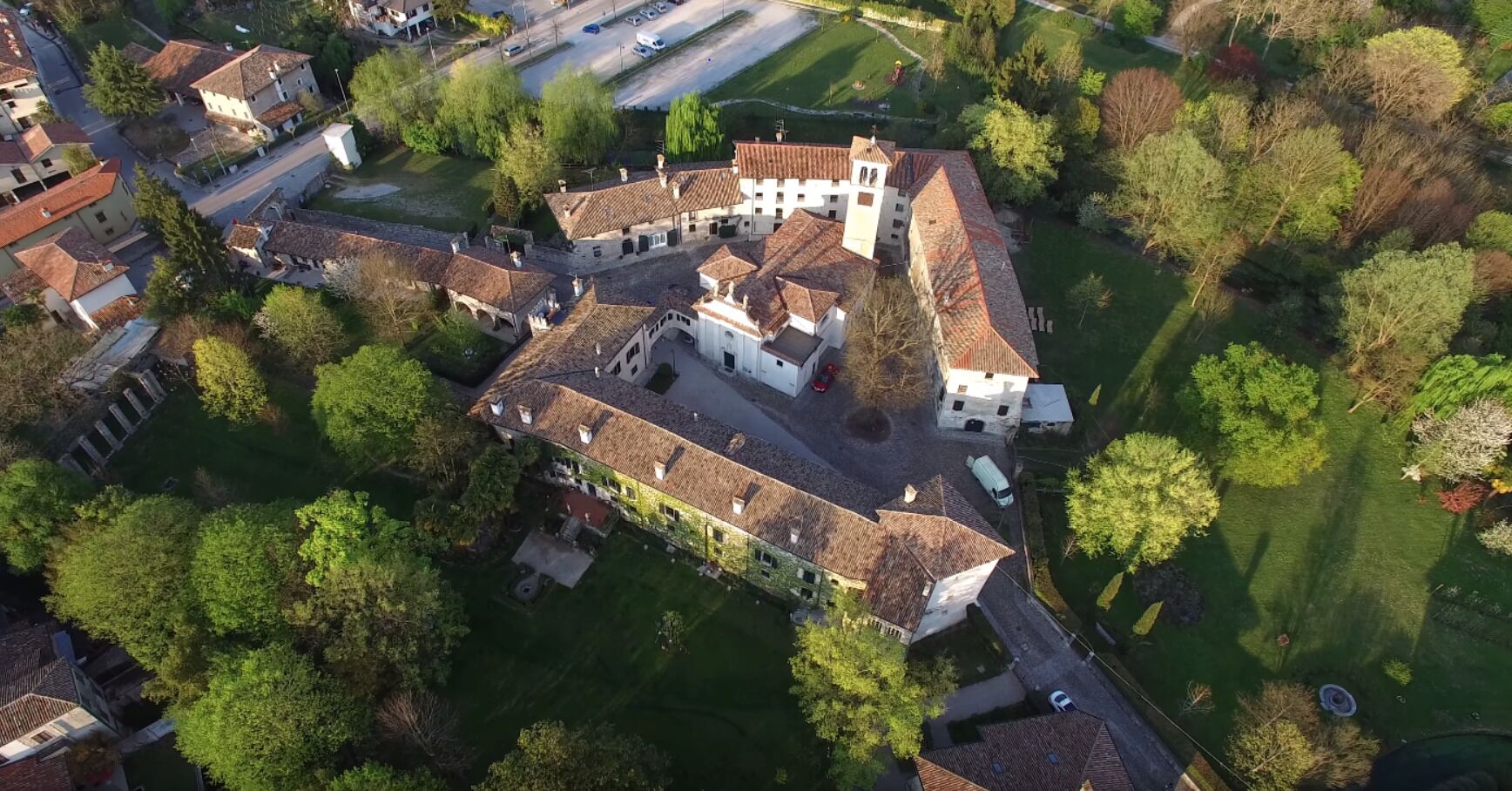 Airview of the castle. The house with arches is Casa La Vicinia