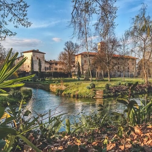 V.  Ancient home with garden in a castle, near beach. Between Trieste and Venice