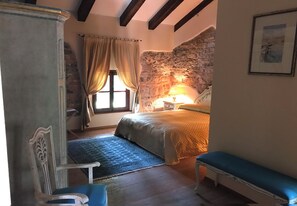 1 bedroom, desk, iron/ironing board, WiFi