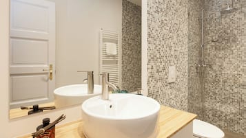 シャワー付き浴槽、ヘアドライヤー、タオル、石鹸