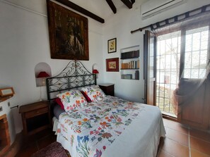 1 bedroom, iron/ironing board, WiFi, bed sheets - B&B, double glazing, 10 minutes drive from Málaga airport, MAXIMUM 4 NIGHTS  (Churriana)