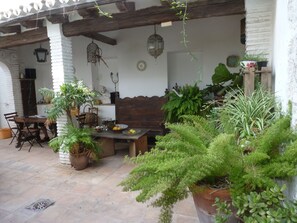 Outdoor dining - B&B, double glazing, 10 minutes drive from Málaga airport, MAXIMUM 4 NIGHTS  (Churriana)