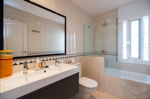 Ensemble baignoire-douche, séchoir à cheveux, serviettes fournies