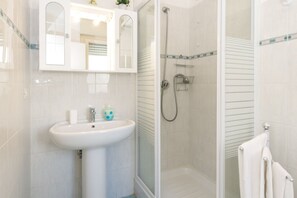 تجهيزات دش، مجففات شعر، مراحيض شطف، مناشف