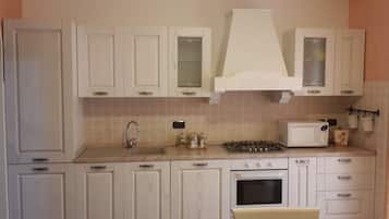 Een koelkast, een magnetron, een oven, een kookplaat