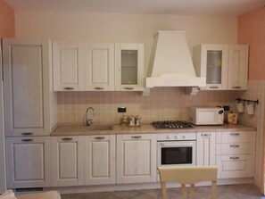 Fridge, microwave, oven, stovetop - TWO-ROOM APARTMENT NEAR MILAN MALPENSA AIRPORT AND RHO FIERA (SAMARATE)