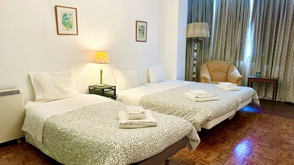 3 chambres, bureau, chambres insonorisées, fer et planche à repasser