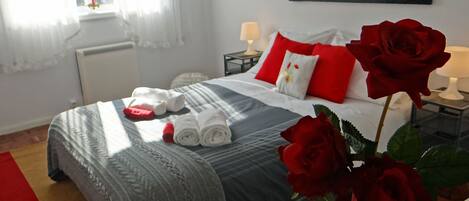 3 bedrooms, desk, soundproofing, iron/ironing board