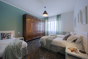 2 chambres, bureau, fer et planche à repasser, Wi-Fi gratuit