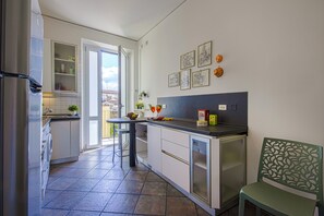 Geladeira, fogão, cooktop, lava-louças