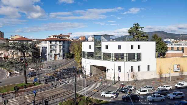 A modern building with a glass facade, a pedestrian crossing, and a busy street with cars. - THE 4th FLOOR  2 bedrooms + Free Parking near the centre (Firenze)