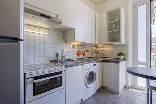 Fridge, oven, stovetop, dishwasher