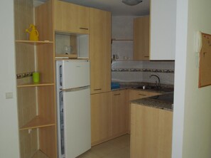 Kühlschrank, Mikrowelle, Herdplatte, Wasserkocher mit Kaffee-/Teezubehör