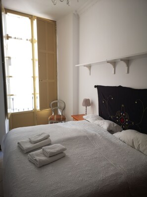 3 makuuhuonetta, silitysrauta/-lauta, ilmainen Wi-Fi, vuodevaatteet