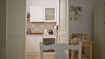 Fridge, oven, stovetop, coffee/tea maker