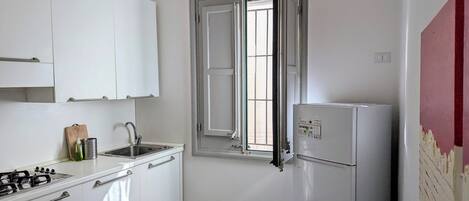 Réfrigérateur, un four, surface de cuisson, lave-vaisselle