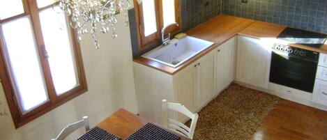 ثلاجة، ميكروويف، فرن، موقد طهي مسطح