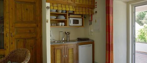 Réfrigérateur, micro-ondes, plaque de cuisson, cafetière/bouilloire