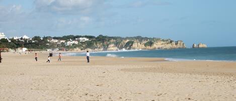 靠近海滩、沙滩椅