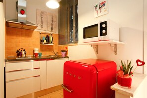 Fridge, microwave, stovetop, coffee/tea maker - Vatican apartment (roma)